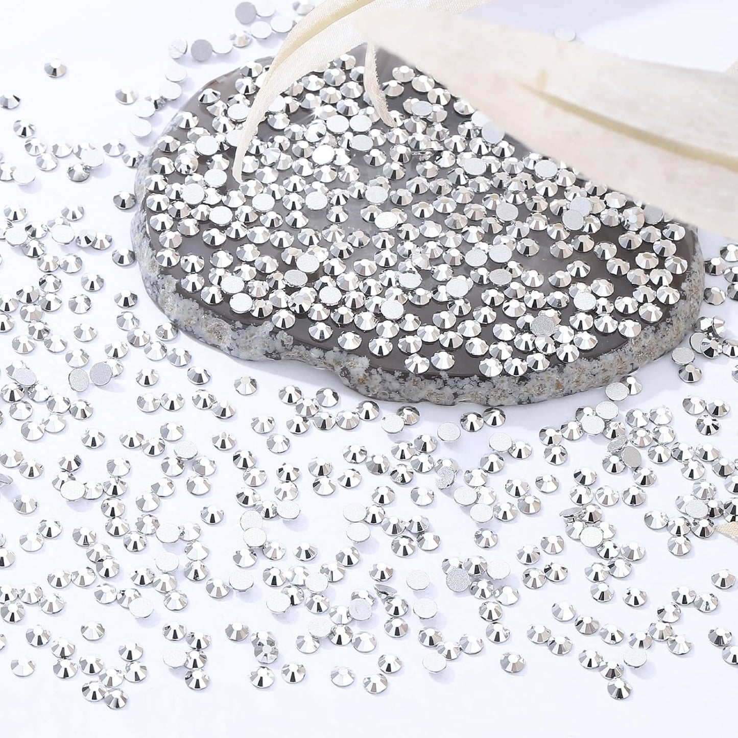 Silver Flatback Rhinestones, Glass Rhinestones for Nail Art and Craft, Glue Fix, Loose Crystal Gemstones(Silver, SS4, 2880pcs, 1.5-1.7mm)